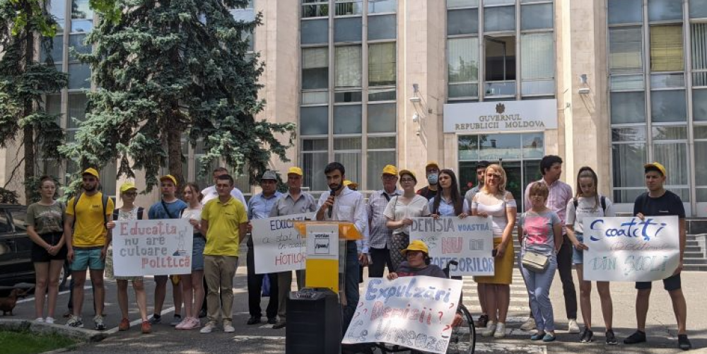 FOTO // PAS Youth, după demiterea lui Ion Iovcev de către Lilia Pogolșa: Jos miniștrii lui Dodon